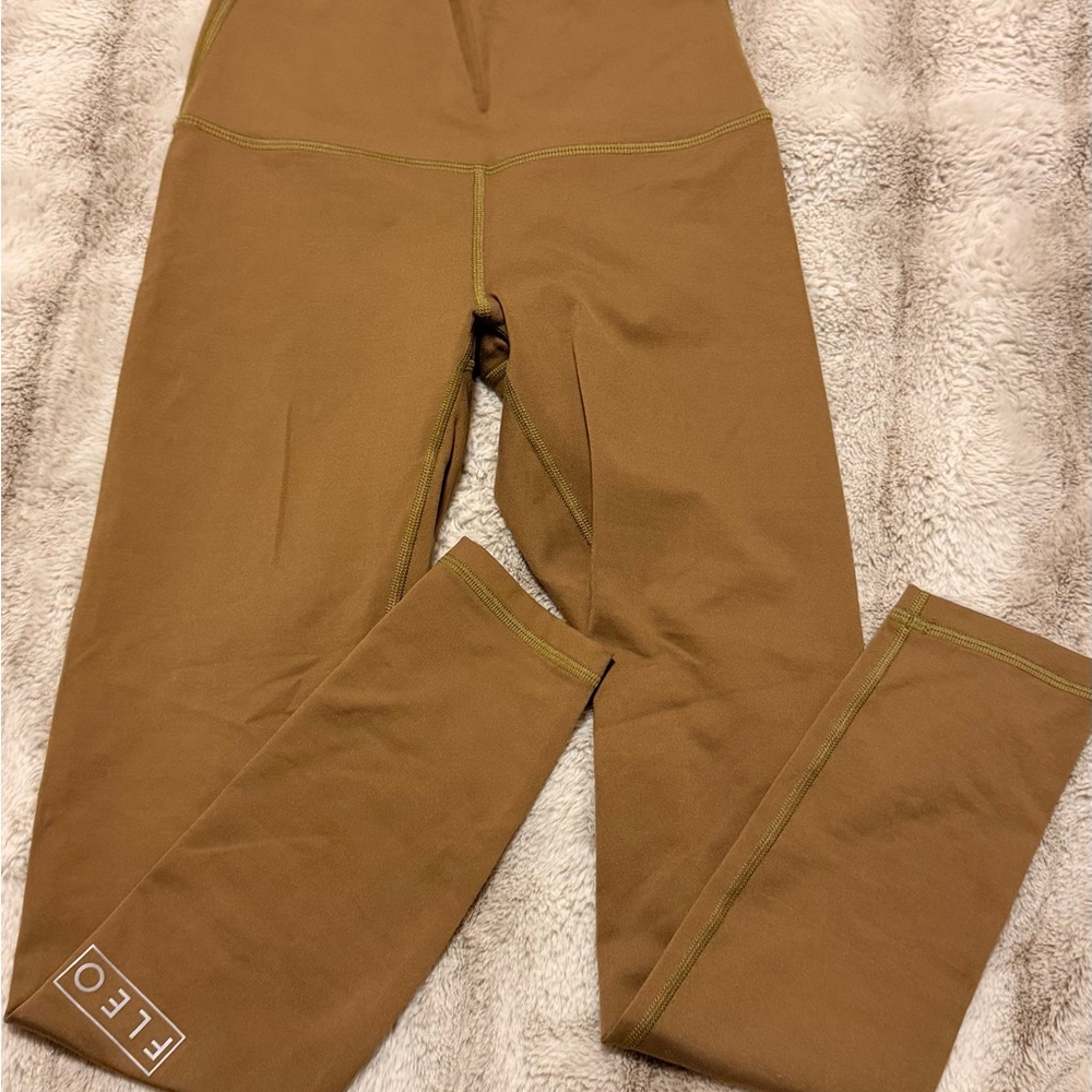 Fleo Performance Leggings in Brown with Olive Stitching